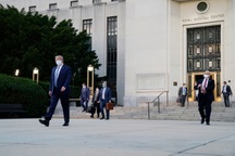 Ông Trump xuất viện, tuyên bố trở lại đường đua với Biden