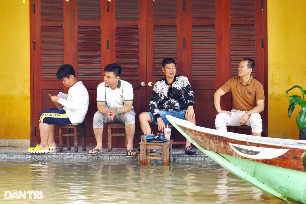 3 ngày lũ liên tiếp, du khách thích thú, người dân Hội An kiệt sức - 8 3 ngày lũ liên tiếp, du khách thích thú, người dân Hội An kiệt sức - 8