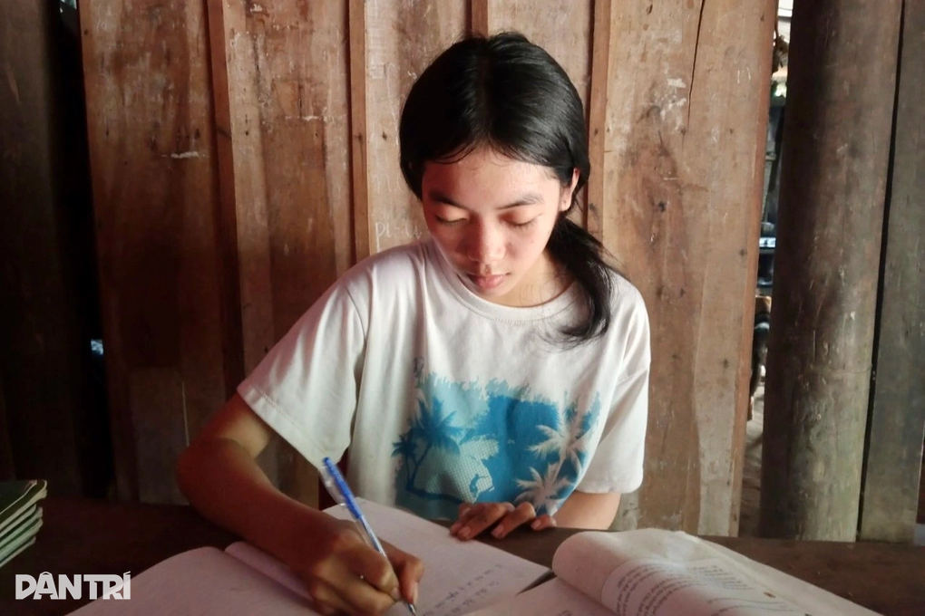 Nữ sinh không bố, mẹ khuyết tật, được tặng nhà và hơn 200 triệu đồng - 4 Nữ sinh không bố, mẹ khuyết tật, được tặng nhà và hơn 200 triệu đồng - 4
