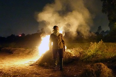 Khói đốt rơm rạ bủa vây ngoại ô Hà Nội