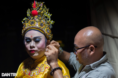 Những người thầm lặng đổ mồ hôi sau bức màn nhung