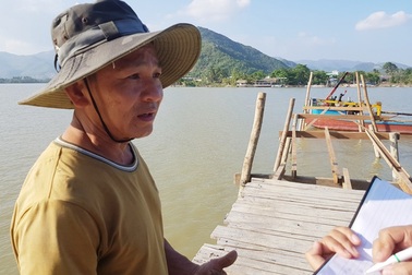 Khởi động làm cầu gỗ cho học sinh ở Nha Trang qua sông đi học