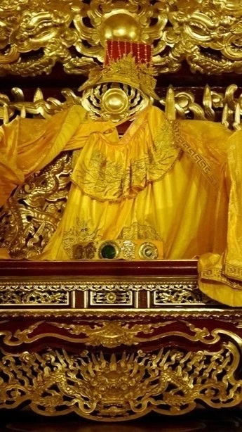 Ngắm ngai vua, long sàng dát vàng ở chính điện Lam Kinh