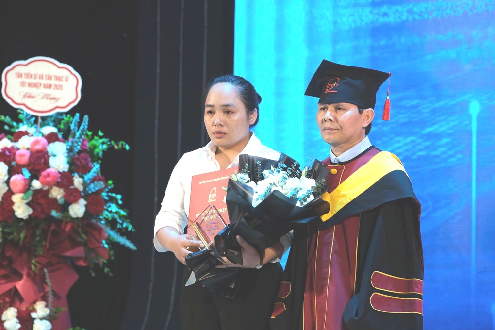 Nhận bằng tốt nghiệp loại giỏi thay em gái đã mất, chị gái bật khóc - 1 Nhận bằng tốt nghiệp loại giỏi thay em gái đã mất, chị gái bật khóc - 1