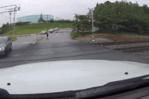 Cố vượt chắn tàu, xe ô tô bị tông nát