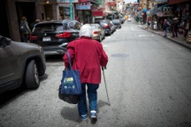 Trẻ em, thai phụ, người khuyết tật cần lưu ý gì khi tham gia giao thông?