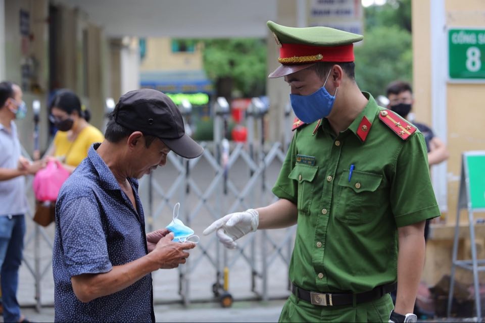 Hà Nội: Nhiều trường hợp không đeo khẩu trang nơi công cộng bị xử phạt - 1 Hà Nội: Nhiều trường hợp không đeo khẩu trang nơi công cộng bị xử phạt - 1