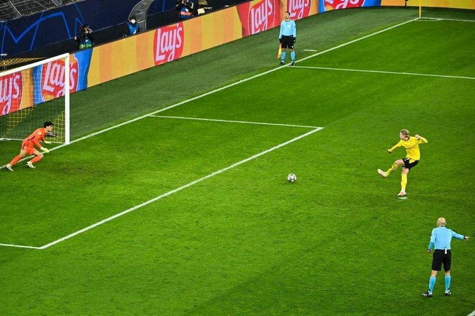 6 phút náo loạn ở trận cầu giữa Dortmund và Sevilla - 8 6 phút náo loạn ở trận cầu giữa Dortmund và Sevilla - 8