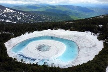 Kỳ lạ hồ nước biến thành "Mắt rồng" chỉ trong một đêm ở Nhật Bản