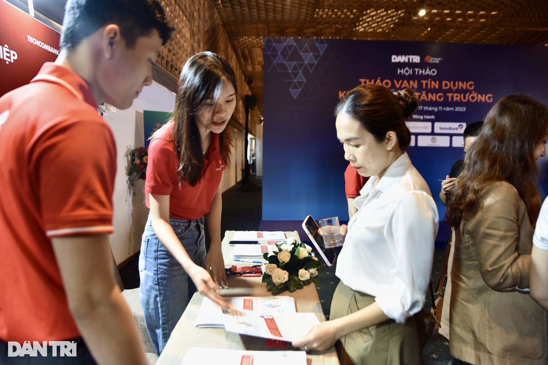 Hàng trăm khách mời dự hội thảo Tháo van tín dụng - Khơi thông tăng trưởng - 8 Hàng trăm khách mời dự hội thảo Tháo van tín dụng - Khơi thông tăng trưởng - 8