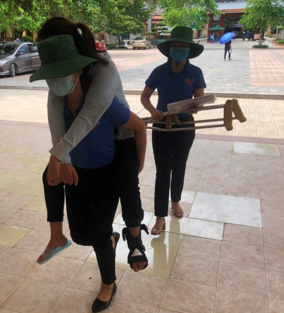 Xúc động hình ảnh tình nguyện viên đến tận nhà cõng thí sinh đi thi - 3 Xúc động hình ảnh tình nguyện viên đến tận nhà cõng thí sinh đi thi - 3