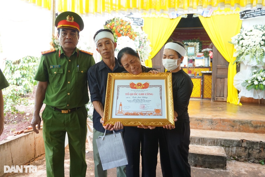 Mẹ liệt sĩ trong vụ tấn công ở Đắk Lắk: Con ơi, sao con đi mãi không về - 4 Mẹ liệt sĩ trong vụ tấn công ở Đắk Lắk: Con ơi, sao con đi mãi không về - 4