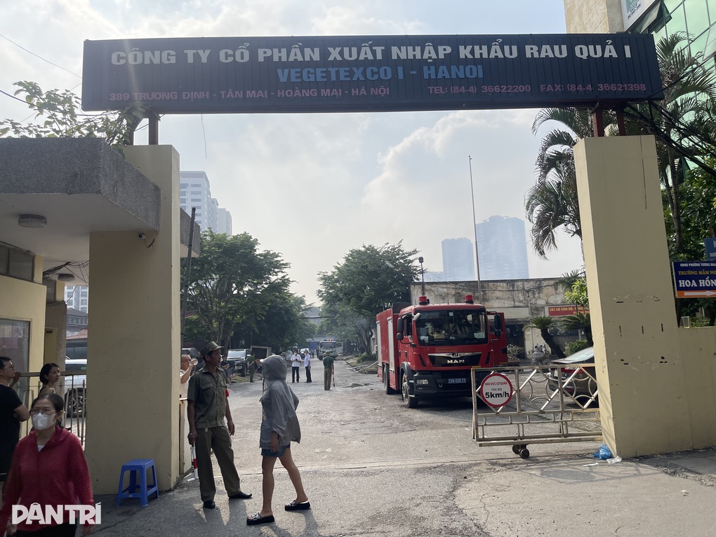 Vụ cháy ở Hà Nội: Xưởng 1.700m2 bị thiêu rụi, có nhiều khói khí độc - 1 Vụ cháy ở Hà Nội: Xưởng 1.700m2 bị thiêu rụi, có nhiều khói khí độc - 1