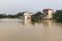 Ngập lụt ở Chương Mỹ: Xuất hiện hố sụt làm nghiêng nhà dân