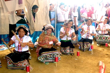 Đặc sắc hội thi kéo sợi và thêu váy của người Thái