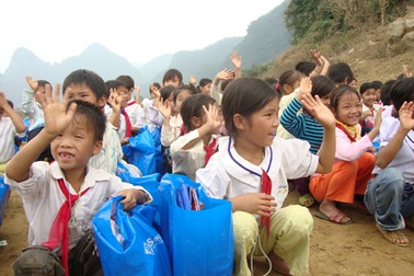 Học trò Tân Hóa trở lại trường trong sự hỗ trợ của cộng đồng