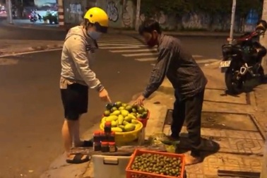 Vợ chê chồng nghèo bỏ đi, con trai 5 tuổi theo bố đi bán trái cây mưu sinh