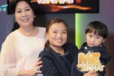 Quỳnh Trần JP và bé Sa về Việt Nam tham gia talkshow cùng NSND Hồng Vân