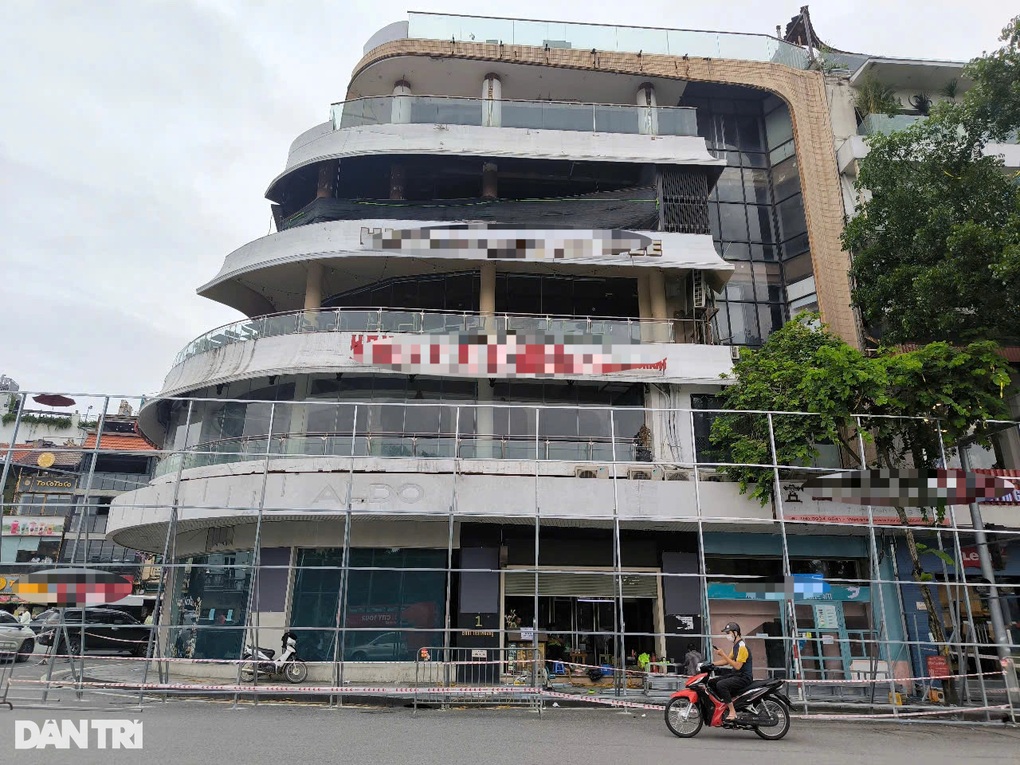 Quây rào, chuẩn bị phá dỡ tòa nhà Hàm cá mập - 2 Quây rào, chuẩn bị phá dỡ tòa nhà Hàm cá mập - 2