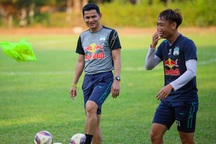 Báo Thái Lan lo cho Kiatisuk khi HA Gia Lai đối đầu CLB Hà Nội