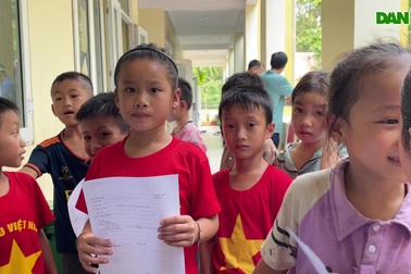 Hơn 200 em học sinh ở vùng biên Việt - Lào được tư vấn, phát thuốc miễn phí