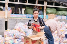 Kho đầy ắp, MTTQ Việt Nam TPHCM dừng tiếp nhận hàng hóa cứu trợ