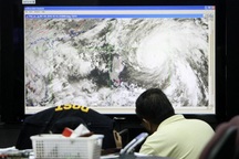 Siêu bão Megi hoành hành, Philippines báo động mức cao nhất