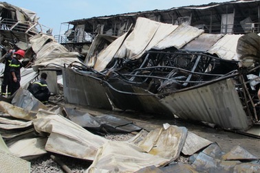 Lửa thiêu rụi hai dãy nhà ở của công nhân Trung Quốc