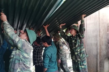 Bộ đội giúp dân khắc phục hậu quả mưa đá, lốc xoáy
