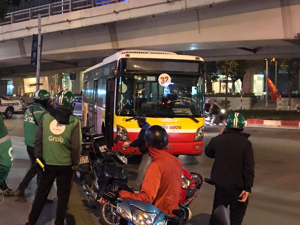 Cụ bà 80 tuổi bị xe buýt cán tử vong khi đang đi bộ trên phố Hà Nội - 2 Cụ bà 80 tuổi bị xe buýt cán tử vong khi đang đi bộ trên phố Hà Nội - 2