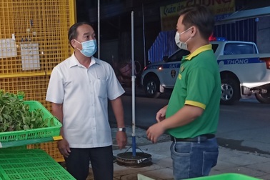 "Hóa ra giãn cách nhưng vẫn được đi chợ mua đồ ăn thức uống"