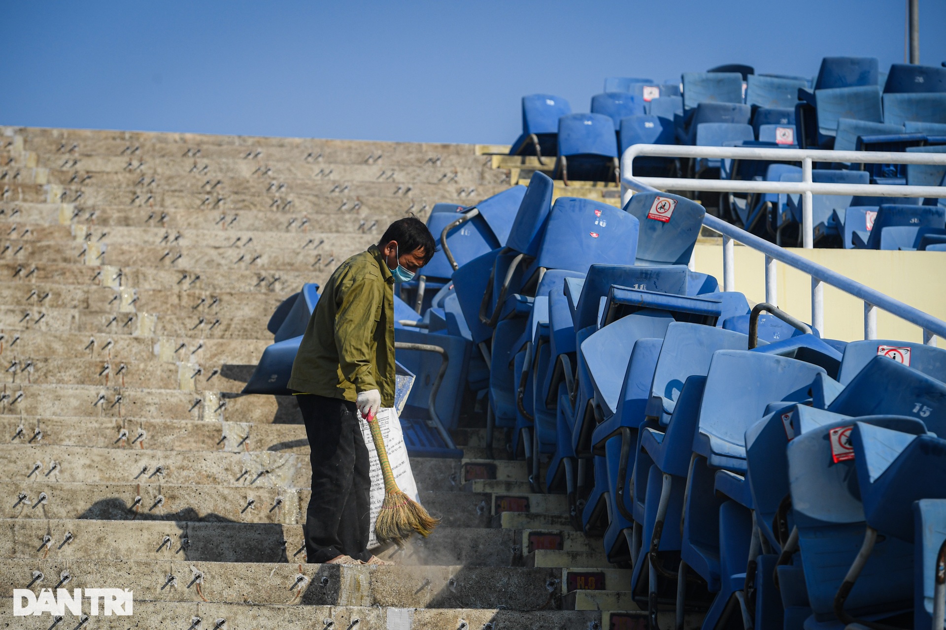 Sân Mỹ Đình ngổn ngang công trình sau khi tháo dỡ 40.000 ghế ngồi khán đài - 7