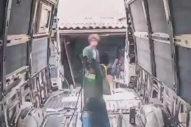 Chàng trai tự biến chiếc xe van của mình thành một “khách sạn di động”