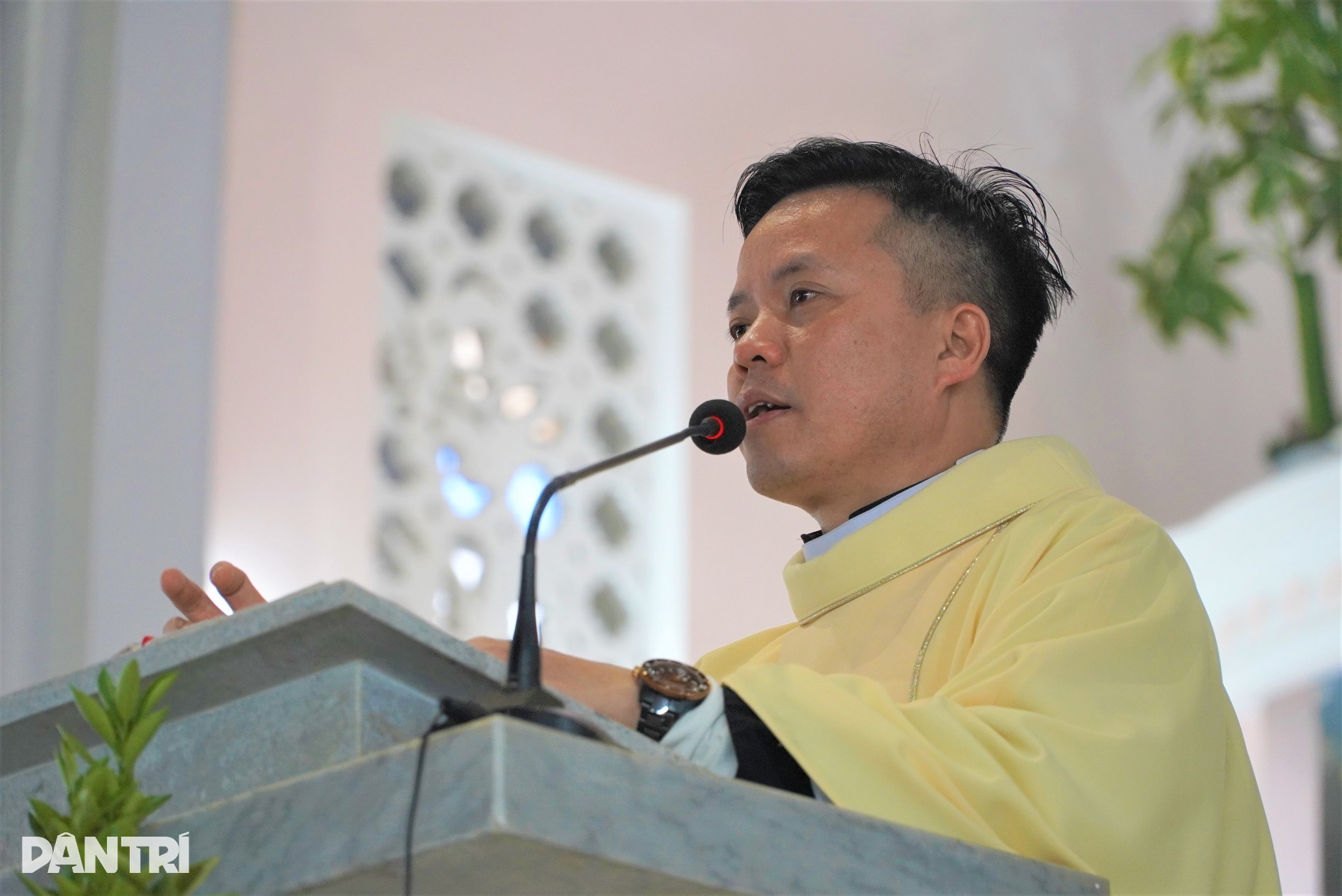 Người Công giáo đến nhà thờ cầu bình an và hái lộc thánh đầu năm - 3 Người Công giáo đến nhà thờ cầu bình an và hái lộc thánh đầu năm - 3