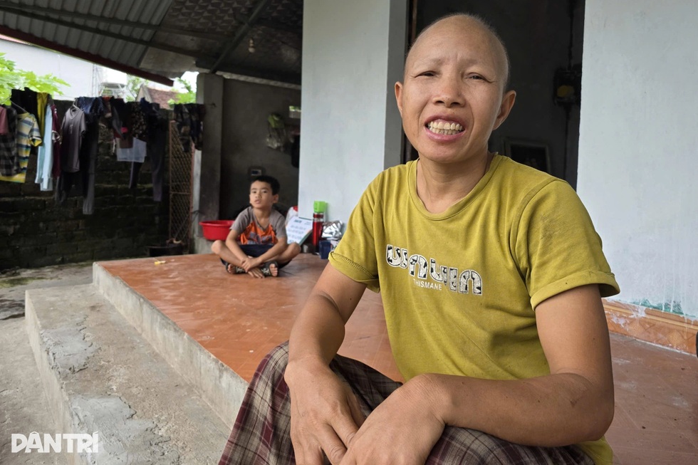 Trao gần 140 triệu đồng tới người phụ nữ mắc ung thư nuôi mẹ già bệnh tật - 3