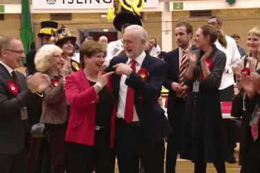 Cú đập tay ăn mừng bầu cử gây xôn xao của quan chức Anh