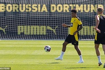 Jadon Sancho bình thản tập luyện trước tin đồn chuyển nhượng trái chiều