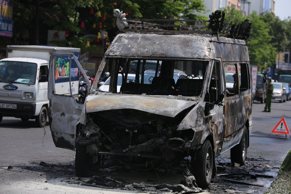 Xe dịch vụ tang lễ bốc cháy ngùn ngụt trên đường phố Đà Nẵng - 3 Xe dịch vụ tang lễ bốc cháy ngùn ngụt trên đường phố Đà Nẵng - 3