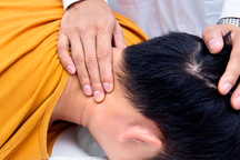 Bấm huyệt liệu pháp thần kinh điều trị đau mỏi vai gáy