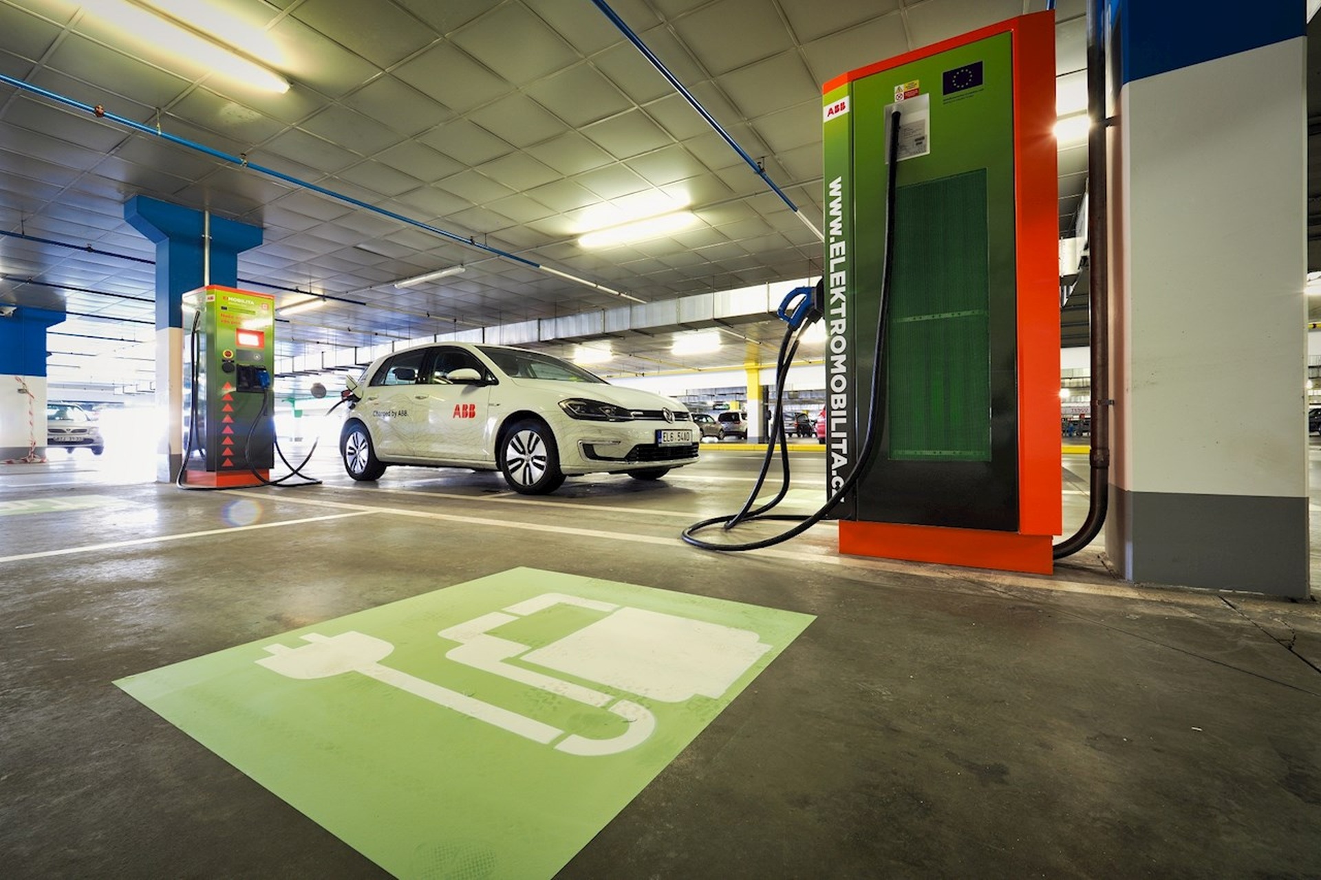 Dạo một vòng quanh các trạm sạc trong chung cư, bãi đỗ trên thế giới - 9 Dạo một vòng quanh các trạm sạc trong chung cư, bãi đỗ trên thế giới - 9