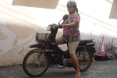 Mẹ chạy xe ôm nuôi con học trường quốc tế 