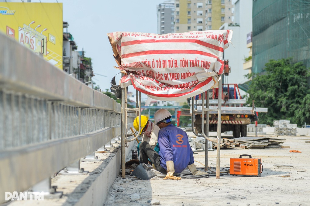 Hà Nội: Công nhân chống chọi nắng nóng, gấp rút hoàn thiện cầu vượt chữ C - 4 Hà Nội: Công nhân chống chọi nắng nóng, gấp rút hoàn thiện cầu vượt chữ C - 4