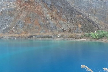 Hồ nước chuyển màu xanh bất thường ở Hải Phòng