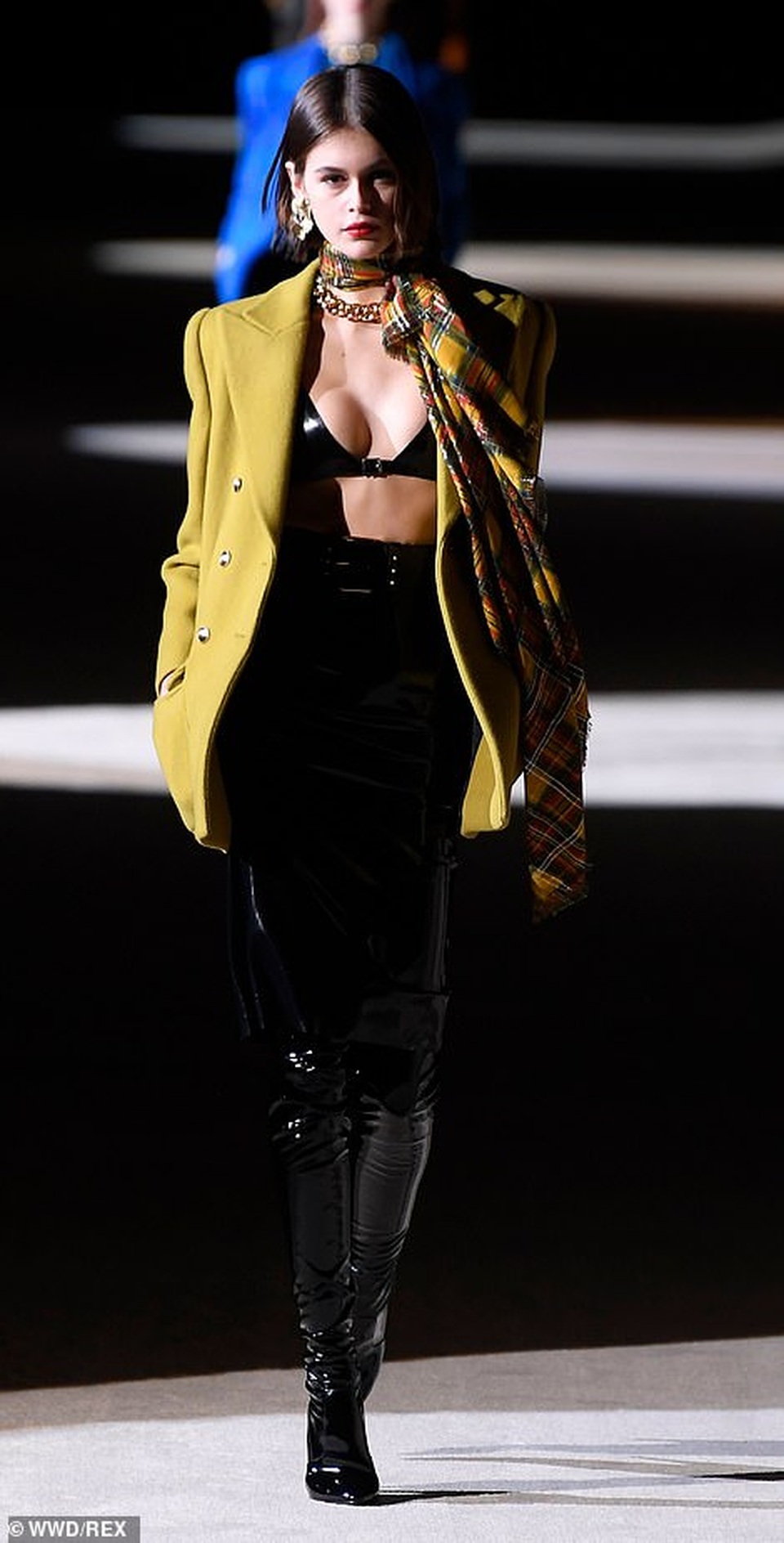 Kaia Gerber khoe ngực căng đầy trên sàn catwalk - 1 Kaia Gerber khoe ngực căng đầy trên sàn catwalk - 1