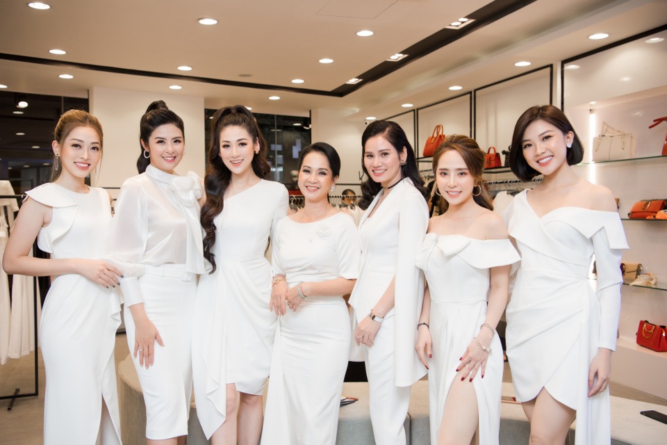 “Mẹ chồng” Lan Hương được dàn Hoa hậu, diễn viên tranh nhau gọi “u” - 2 “Mẹ chồng” Lan Hương được dàn Hoa hậu, diễn viên tranh nhau gọi “u” - 2