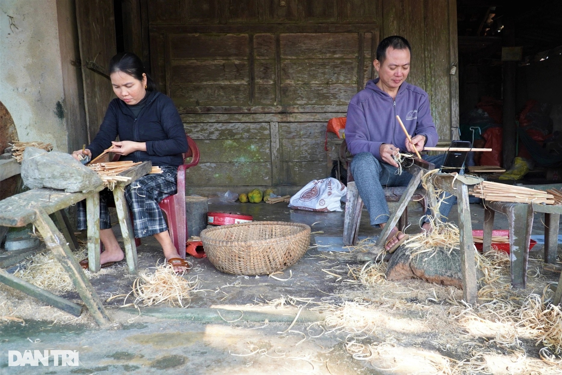 ການຫາເງິນລະຫວ່າງເທດສະການກັບວຽກເຮັດການແຍກໝາກເຜັດ ແລະເຮັດຟັກ - 2 Hái tiền dịp Tết với nghề chẻ cau vót đũa - 2