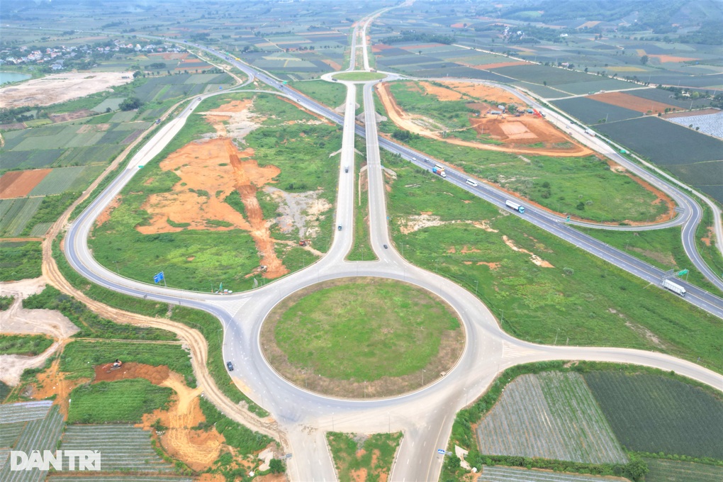 Đại lộ Hoa Lư 2.000 tỷ đồng “đẹp như cao tốc” ở Ninh Bình - 2 Đại lộ Hoa Lư 2.000 tỷ đồng “đẹp như cao tốc” ở Ninh Bình - 2
