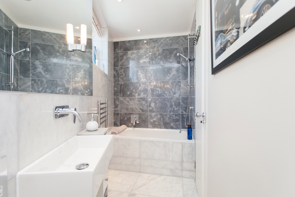 Ngôi nhà hẹp nhất London: Rộng 2,5m, rao bán giá sốc 55 tỷ đồng - 5 Ngôi nhà hẹp nhất London: Rộng 2,5m, rao bán giá sốc 55 tỷ đồng - 5