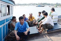 Tàu cá vừa bị Trung Quốc bắn nhổ neo ra Hoàng Sa