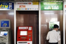 8 ngân hàng thu phí giao dịch ATM